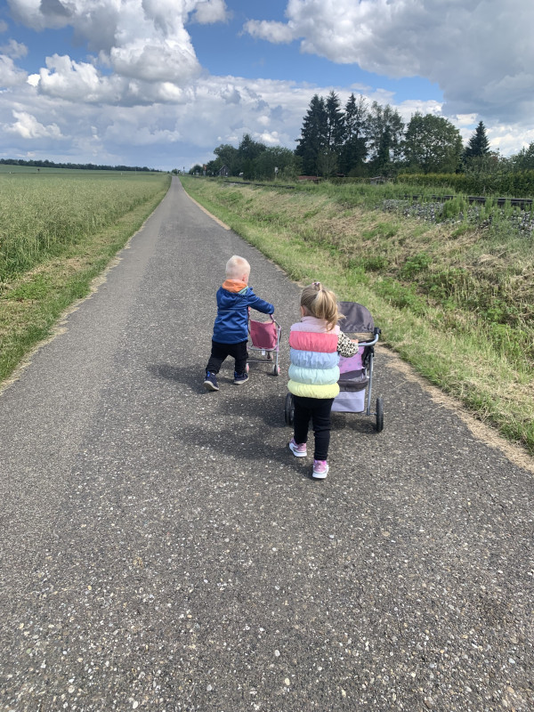 Mit dem Puppenwagen unterwegs Mit dem Puppenwagen unterwegs